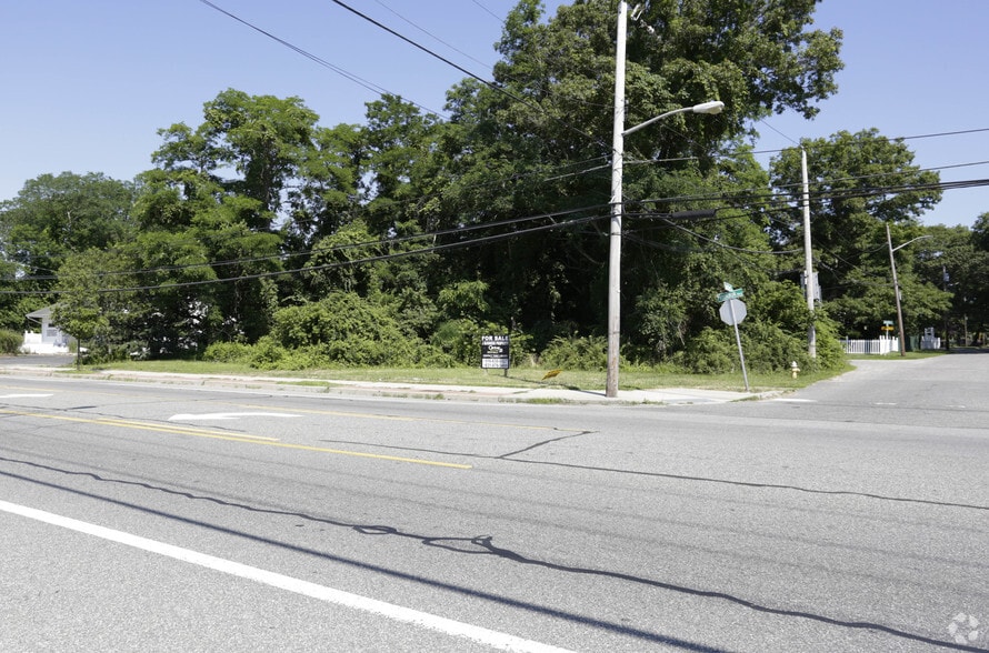 1401 Montauk Hwy, Mastic, NY for sale - Primary Photo - Image 1 of 1