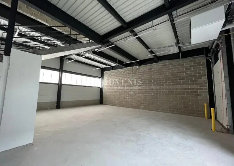 Flex in Famars for lease - Interior Photo - Image 3 of 8