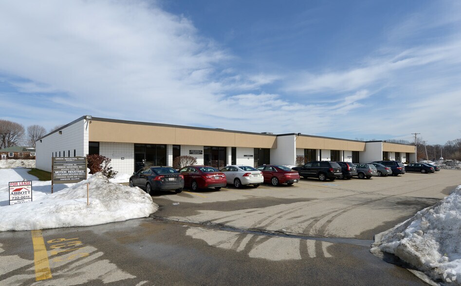 205 Hallene Rd, Warwick, RI for sale - Primary Photo - Image 1 of 1