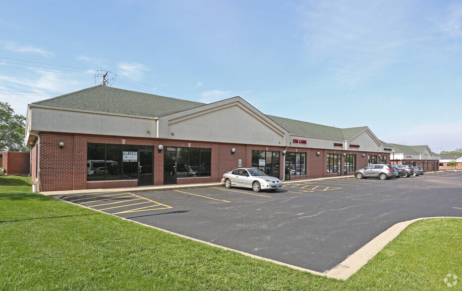 104-128 Eastgate Dr, Algonquin, IL for lease - Building Photo - Image 1 of 4