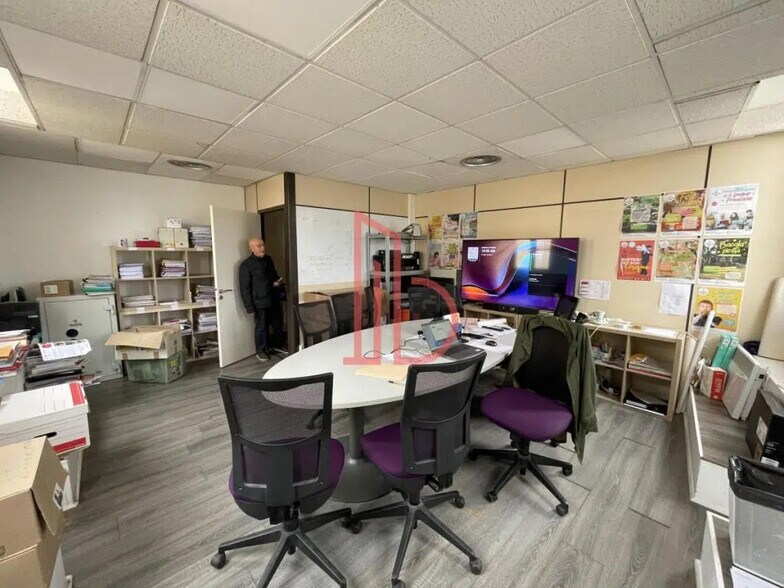 Office in Bordeaux for lease - Interior Photo - Image 3 of 5
