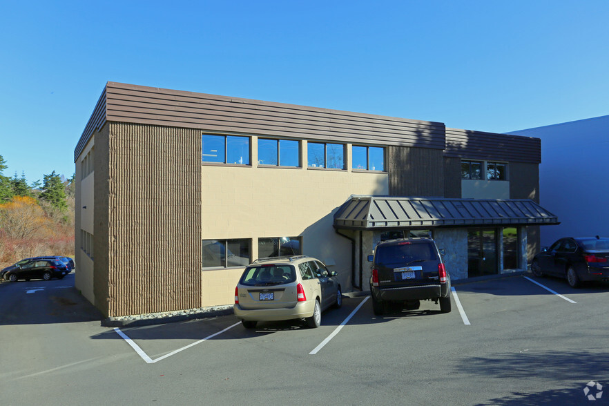 4252 Commerce Cir, Saanich, BC for lease - Primary Photo - Image 1 of 5