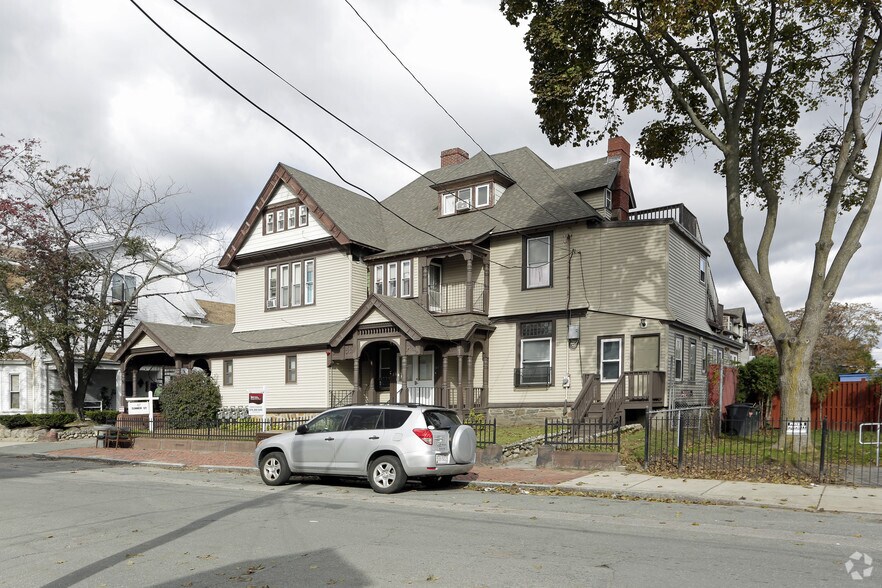 87 Summer St, Lawrence, MA 01840