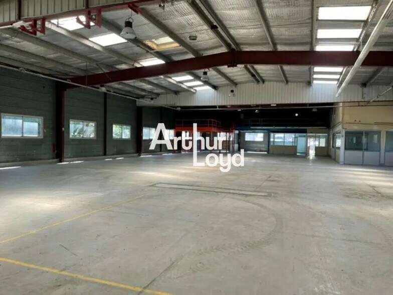 Flex in Antibes for lease - Interior Photo - Image 2 of 4