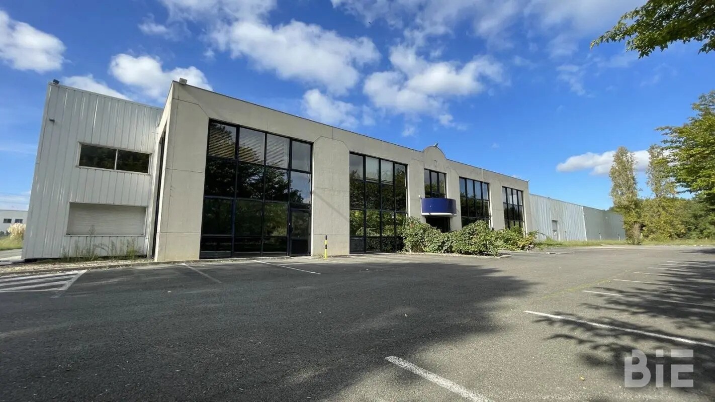 Office in Carbon-Blanc for lease Building Photo- Image 1 of 12