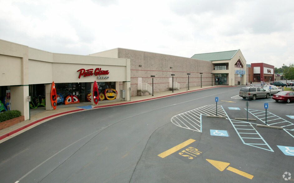 425 Barrett Pky, Kennesaw, GA 30144 Town Center Plaza