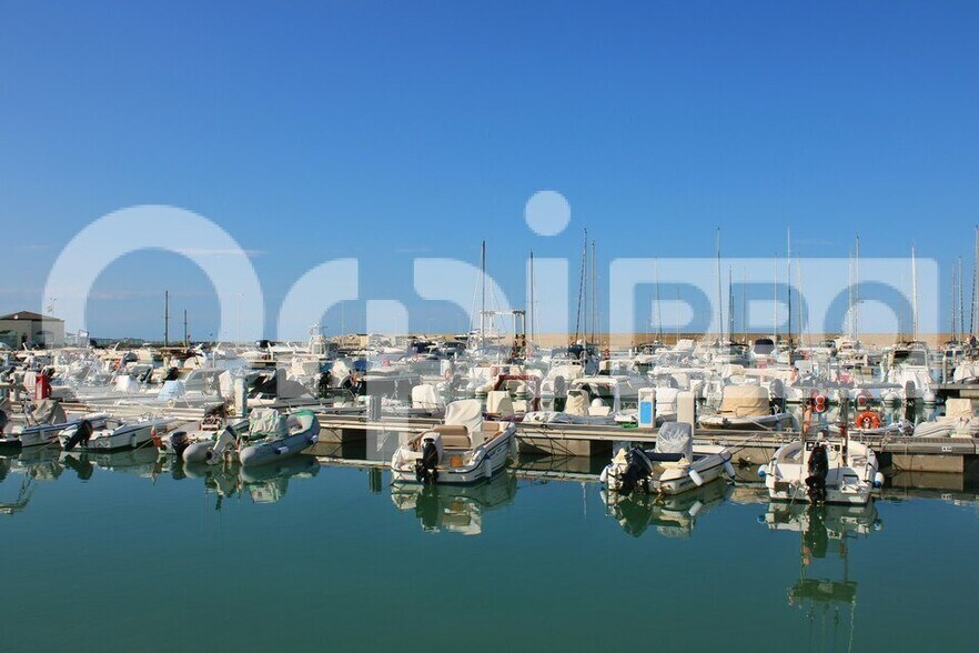 Retail in Capbreton for lease - Building Photo - Image 2 of 4