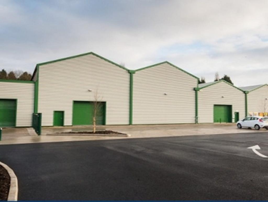 Shaw Ln, Glossop for lease Building Photo- Image 1 of 4