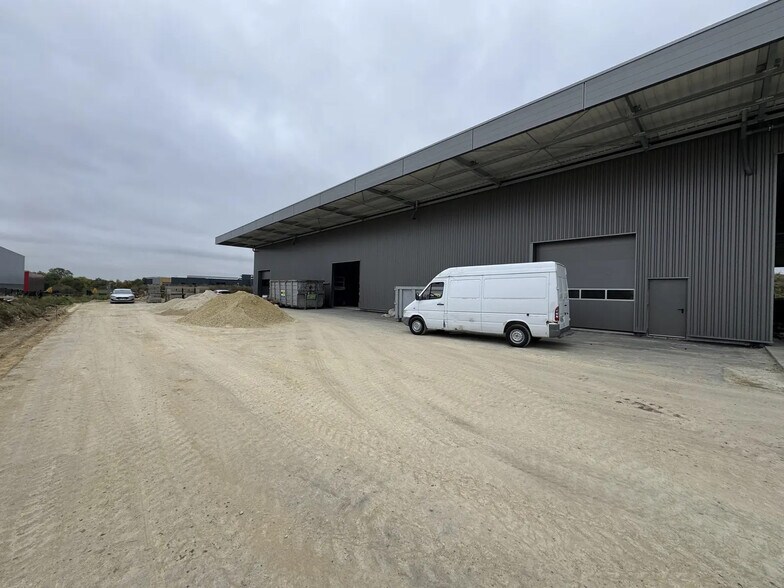 Flex in Frépillon for lease - Building Photo - Image 3 of 16