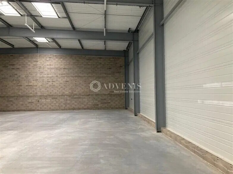 Flex in La Chaussée-Saint-Victor for lease - Interior Photo - Image 2 of 5