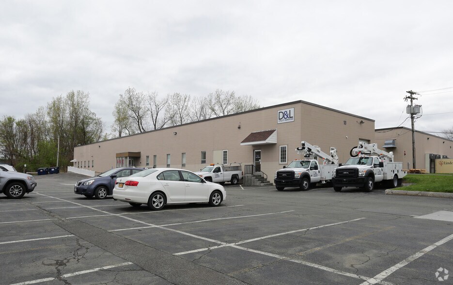 18 Hemlock St, Latham, NY for sale - Building Photo - Image 1 of 1