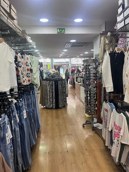 Retail in Paris for lease - Building Photo - Image 1 of 3