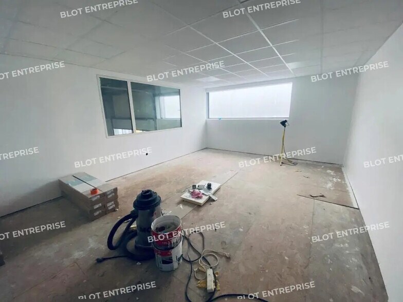 Flex in Guichen for lease - Interior Photo - Image 3 of 11