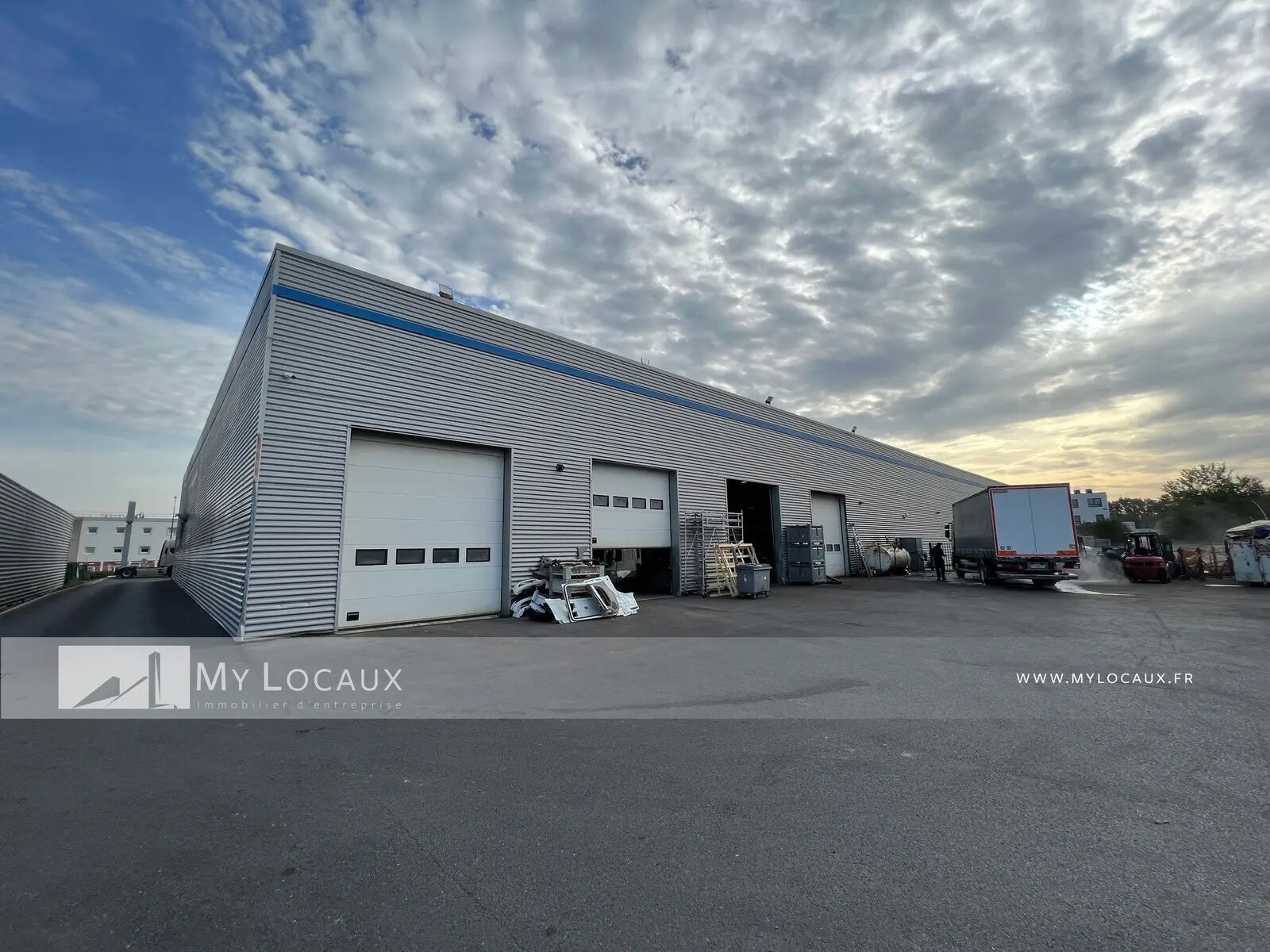 Industrial in Pierrelaye for lease Building Photo- Image 1 of 9