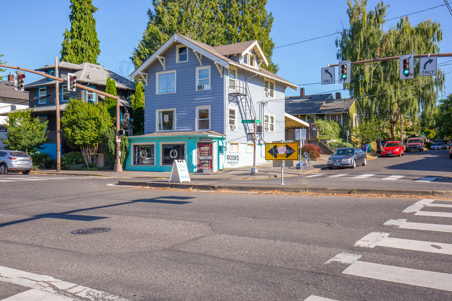 2935 NE Broadway St, Portland, OR for lease - Building Photo - Image 3 of 12