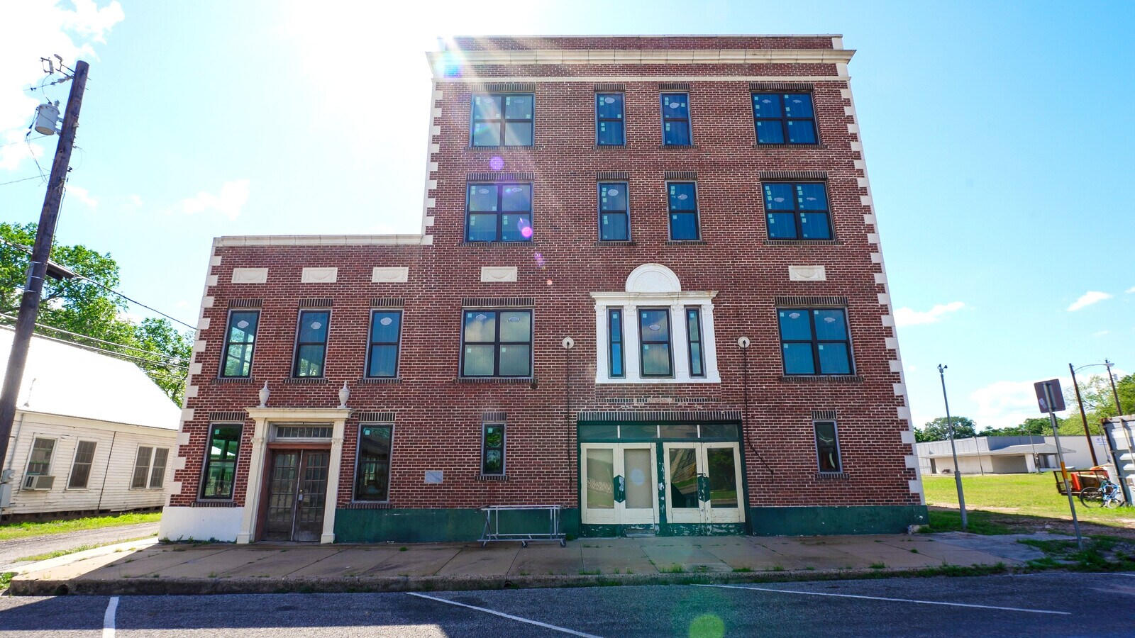 607 Lyons Ave, Schulenburg, TX 78956