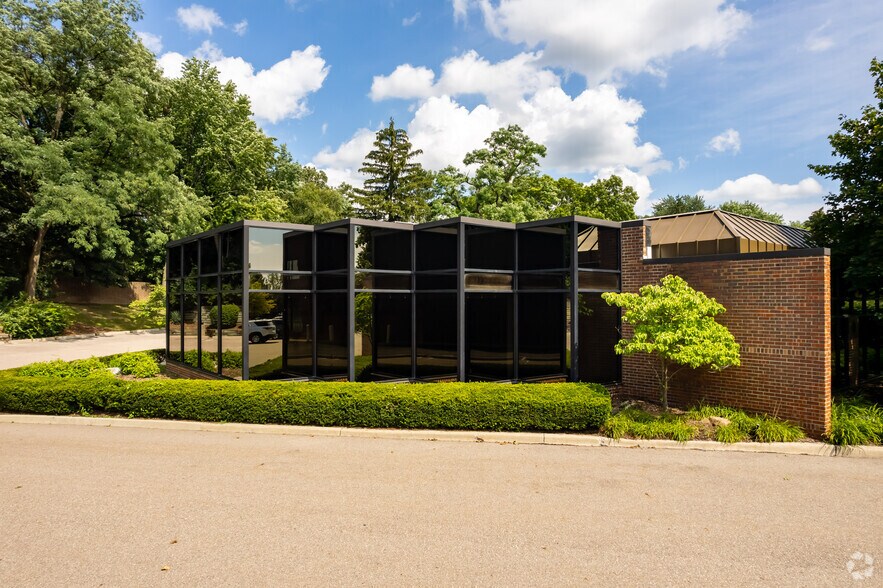 29600 Northwestern Hwy, Southfield, MI for lease - Building Photo - Image 1 of 6