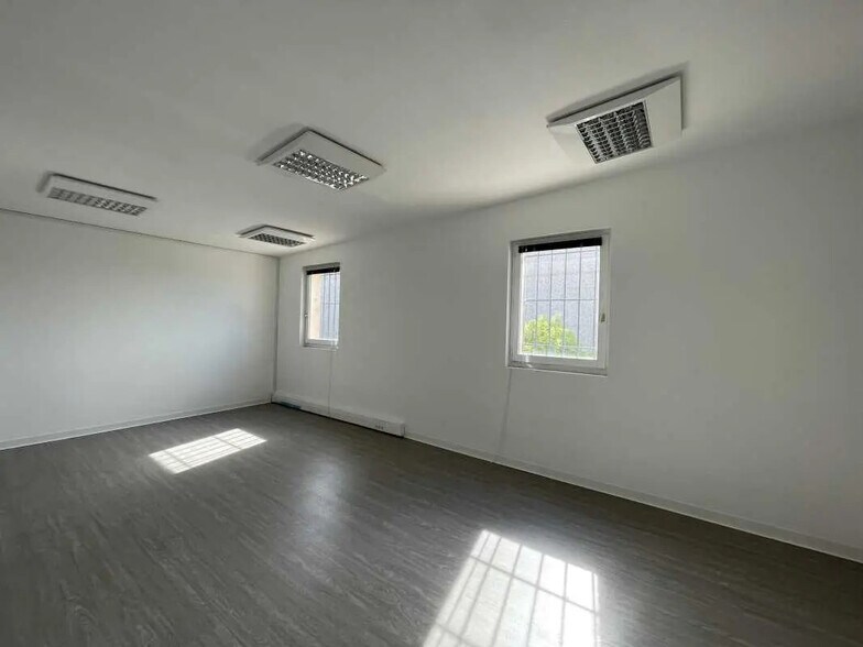 Office in Éguilles for lease - Interior Photo - Image 3 of 6