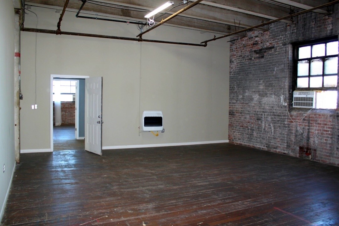 1300 W 13th St, Kansas City, MO for lease Interior Photo- Image 1 of 6