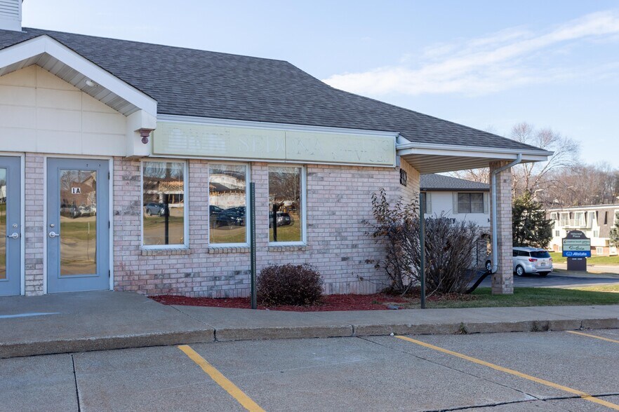3392 Hillcrest Rd, Dubuque, IA for sale - Building Photo - Image 1 of 1