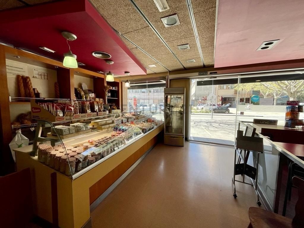 Retail in Sant Adrià de Besòs, Barcelona for lease Interior Photo- Image 1 of 9