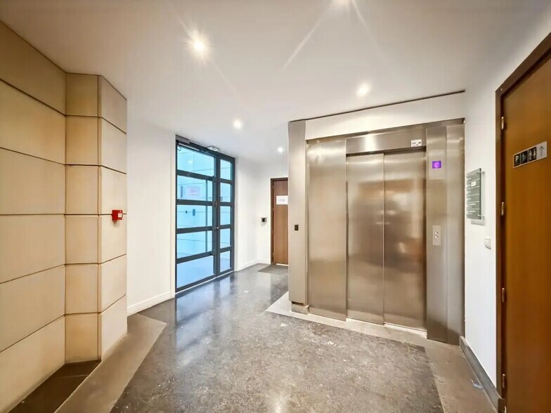 Office in Vincennes for lease - Building Photo - Image 3 of 7