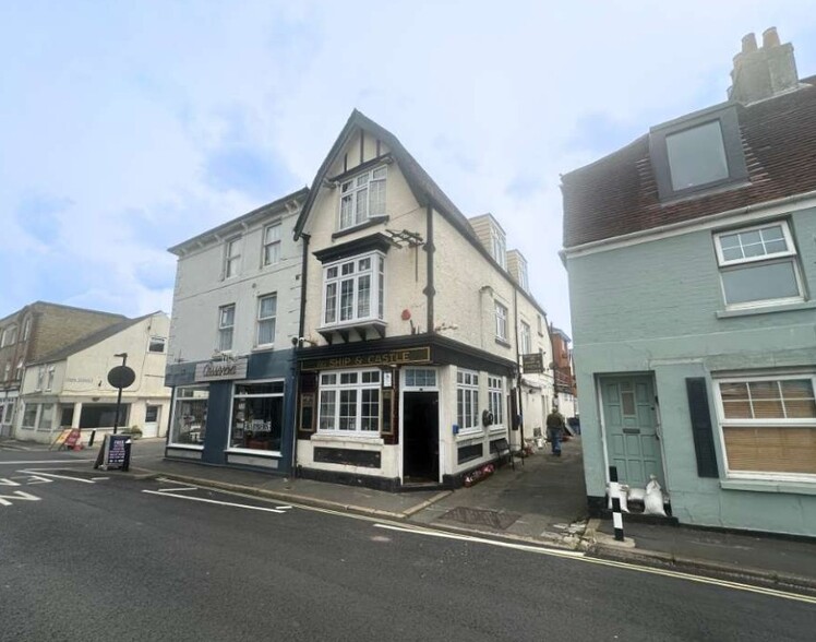 21 Castle St, East Cowes, PO32 6RB - Ship & Castle | LoopNet