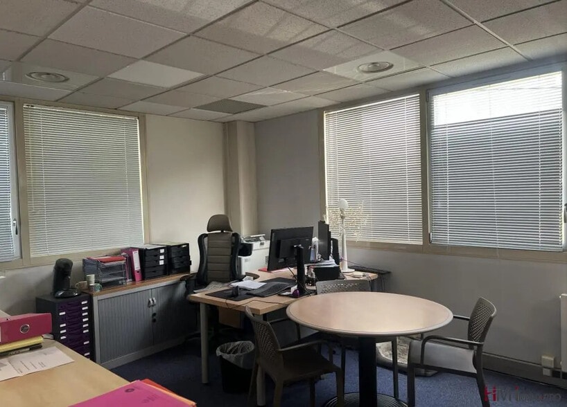 Office in Bois-Guillaume for lease - Interior Photo - Image 3 of 5