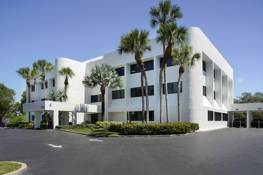 1800 NW Corporate Blvd, Boca Raton, FL for lease - Building Photo - Image 1 of 7