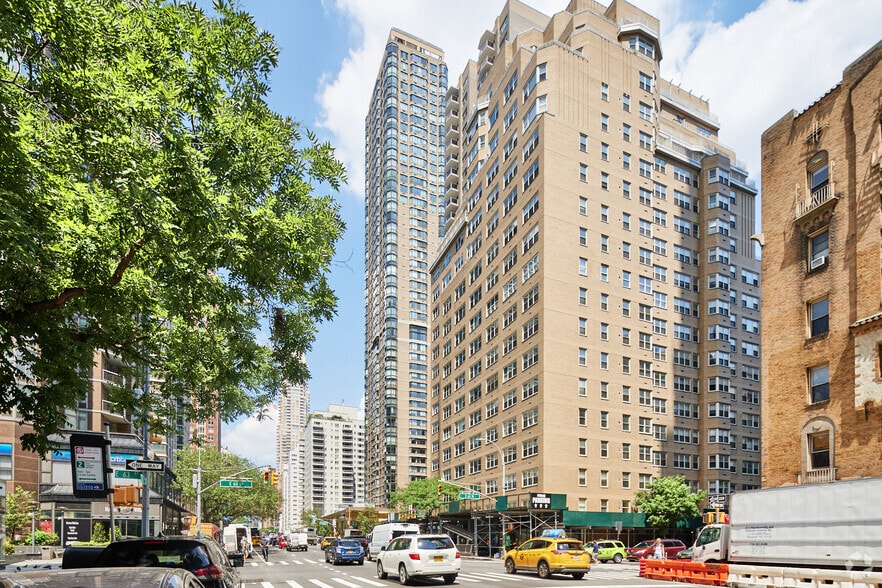 205 E 64th St, New York, NY for lease - Building Photo - Image 2 of 9