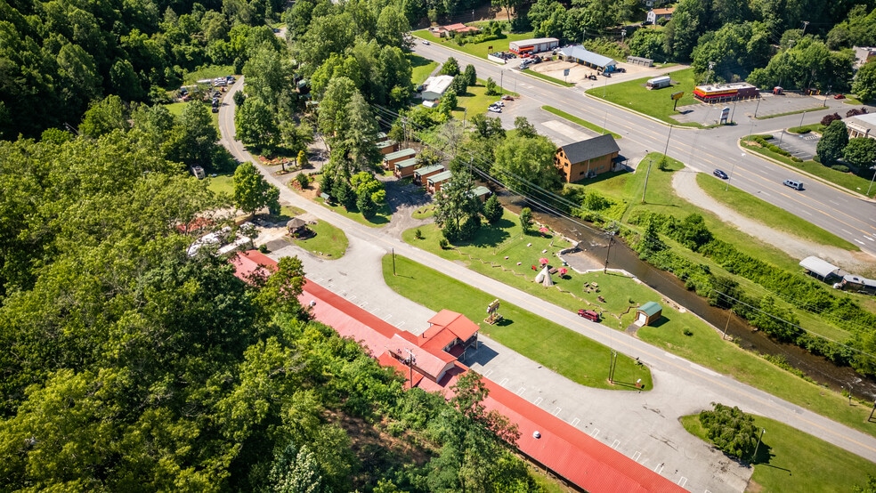 Qualla Cabins and Motel portfolio of 2 properties for sale on LoopNet.com - Building Photo - Image 3 of 133