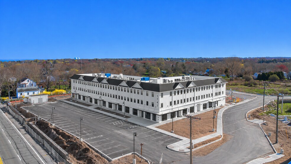 1747 W Main Rd, Middletown, RI for lease - Building Photo - Image 3 of 5