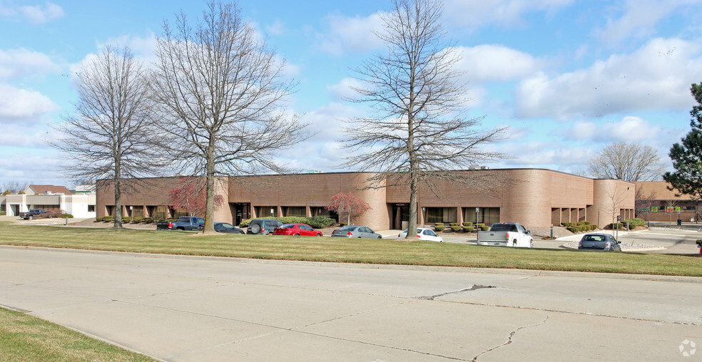 41150 Technology Park Dr, Sterling Heights, MI for lease - Primary Photo - Image 1 of 3