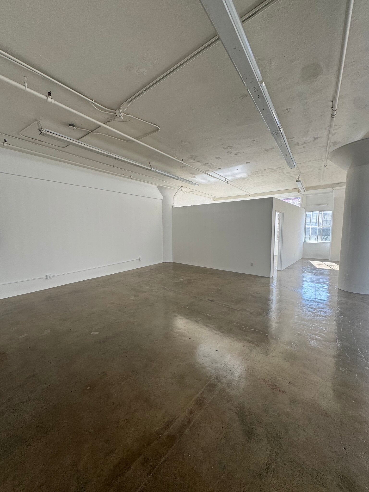 719 S Los Angeles St, Los Angeles, CA for lease Interior Photo- Image 1 of 2