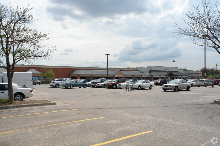 7707 E Central Ave, Wichita, KS for lease - Primary Photo - Image 1 of 6