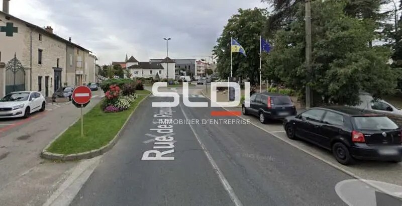 Retail in La Verpillière for lease - Building Photo - Image 1 of 3