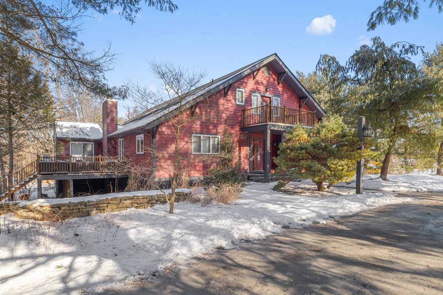 37 Patricia Dr, Pleasant Valley, NY for sale - Building Photo - Image 3 of 52