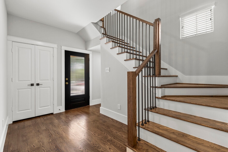 W23rd St portfolio of 2 properties for sale on LoopNet.com - Interior Photo - Image 2 of 11