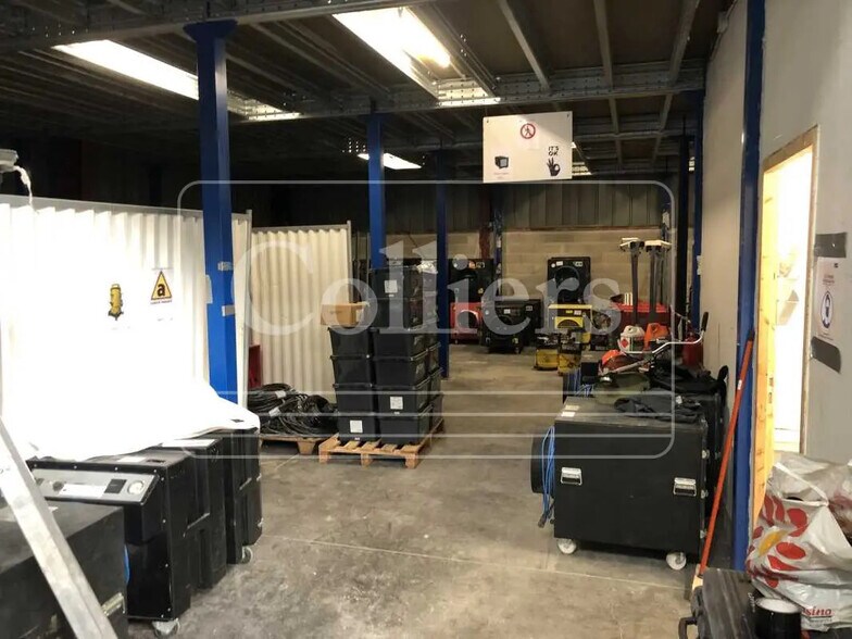 Flex in Aubagne for lease - Interior Photo - Image 3 of 4