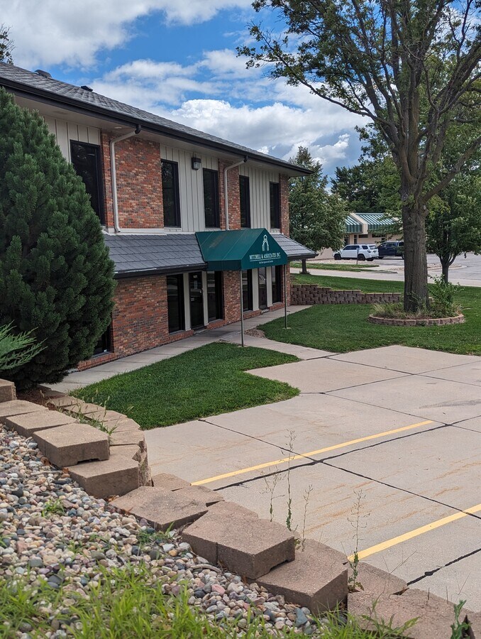 14611 W Center Rd, Omaha, NE 68144