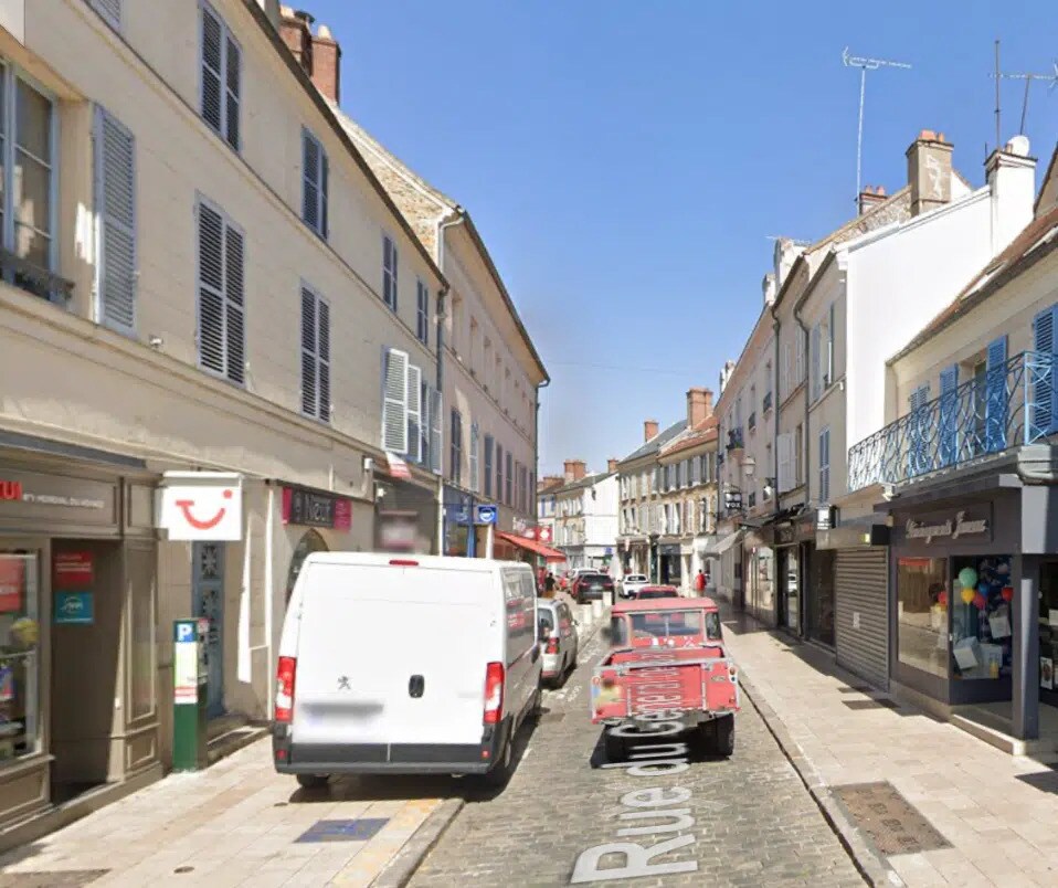 Retail in Clairefontaine-en-Yvelines for lease Building Photo- Image 1 of 4