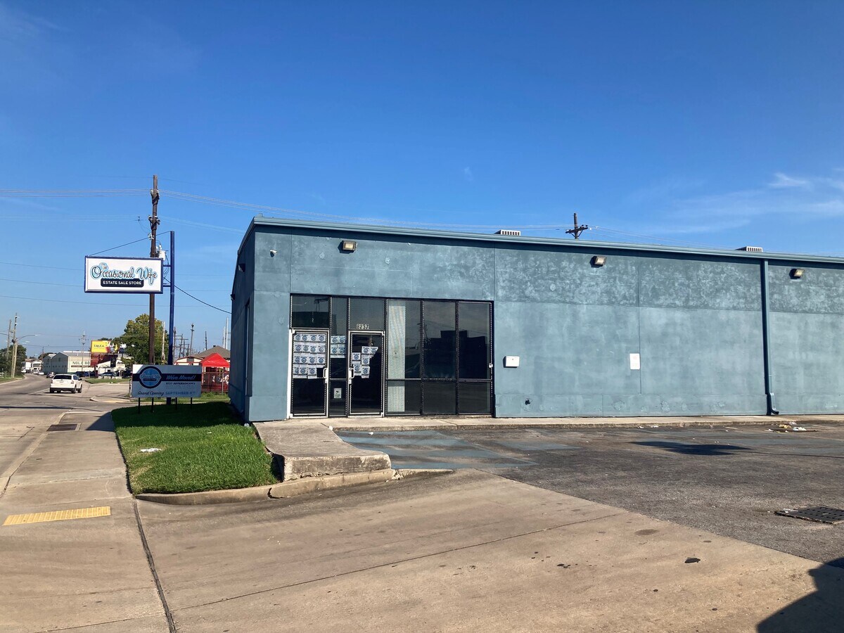 8237 Earhart Blvd, New Orleans, LA 70118