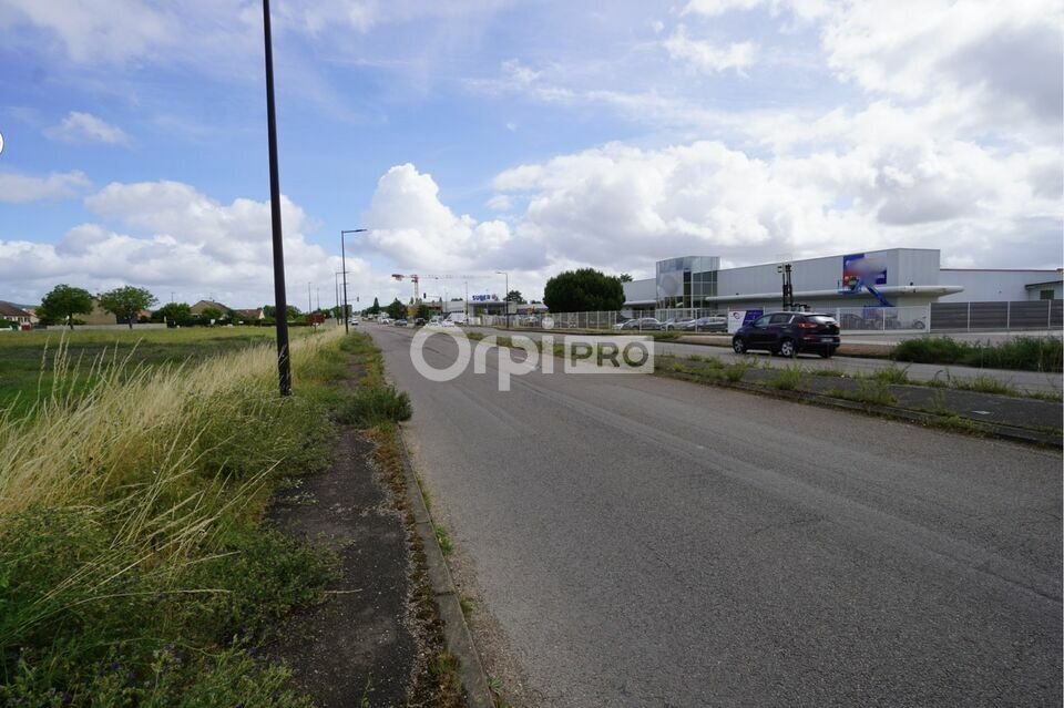 Flex in Brochon for lease Building Photo- Image 1 of 13