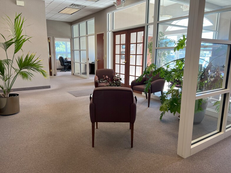 13315 Broadway Ave, Garfield Heights, OH for sale - Lobby - Image 3 of 6