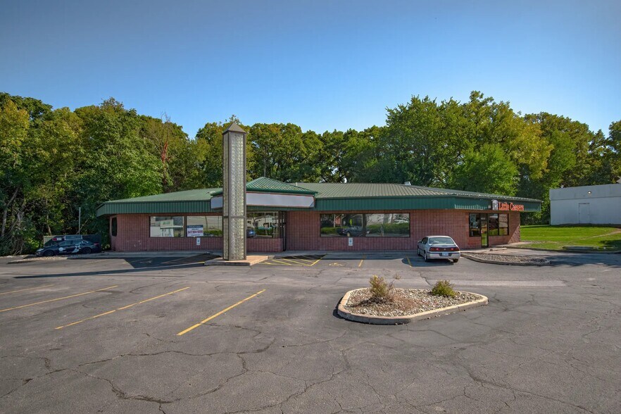 4100 12th Ave, Moline, IL for lease - Building Photo - Image 2 of 6