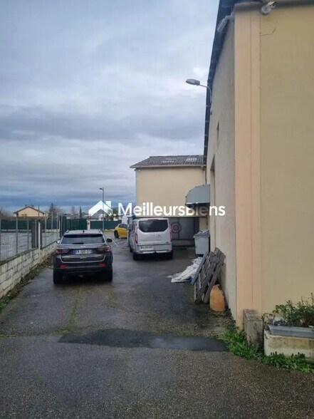 Flex in Saint-Genis-Laval for sale - Building Photo - Image 1 of 8