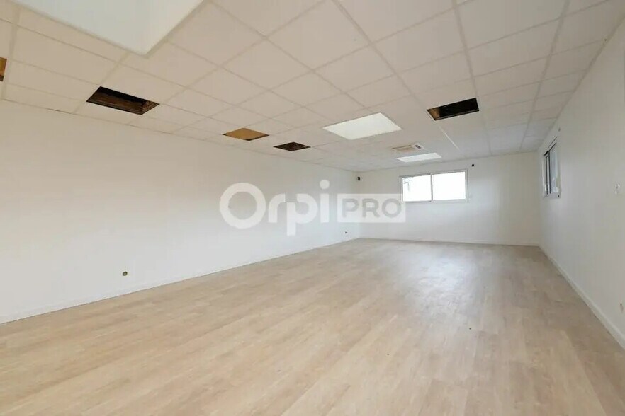 Office in Chaponnay for sale - Interior Photo - Image 1 of 12
