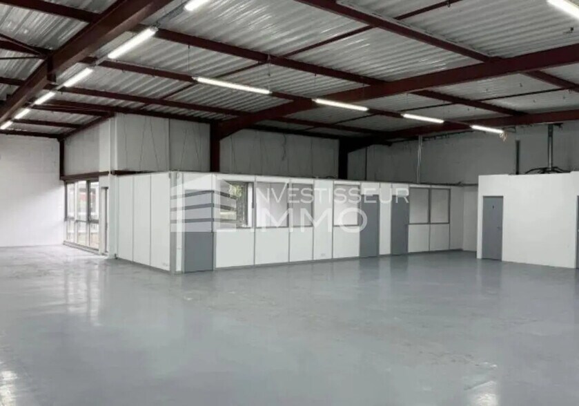 Flex in Villebon-sur-Yvette for lease - Interior Photo - Image 2 of 3