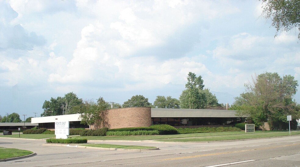 18263 E 10 Mile Rd, Roseville, MI for lease - Building Photo - Image 1 of 2