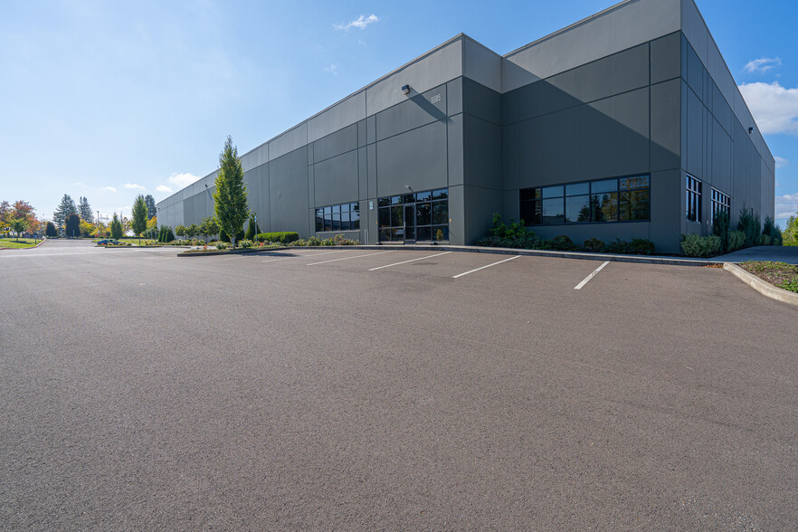 5585 NE Wagon Dr, Hillsboro, OR for lease - Building Photo - Image 2 of 7